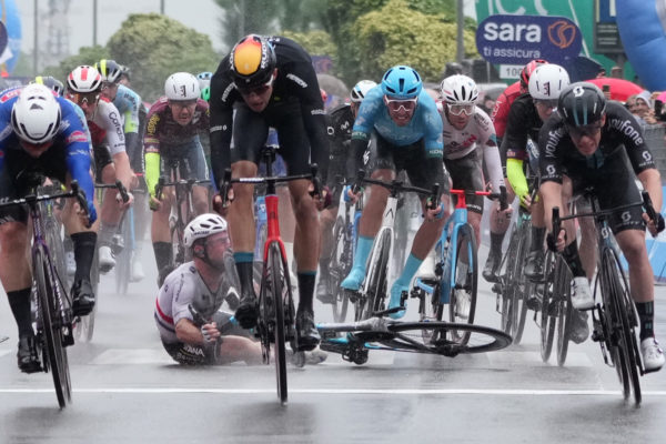 Groves vyhral šprint o piatu etapu Giro d’Italia. Evenepoel spadol dvakrát, Cavendish spadol na cieľovej čiare