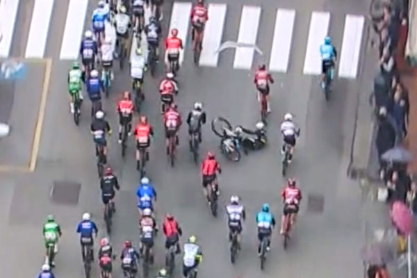 Video: Pád Remca Evenepoela v závere piatej etapy Giro d’Italia