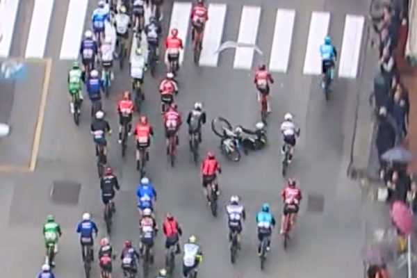 Video: P&aacute;d Remca Evenepoela v z&aacute;vere piatej etapy Giro d&rsquo;Italia