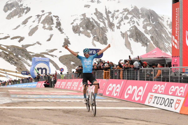 Davide Bais vyhral z úniku horskú etapu Giro d’Italia v Apeninách, druhý skončil Čech Karel Vacek