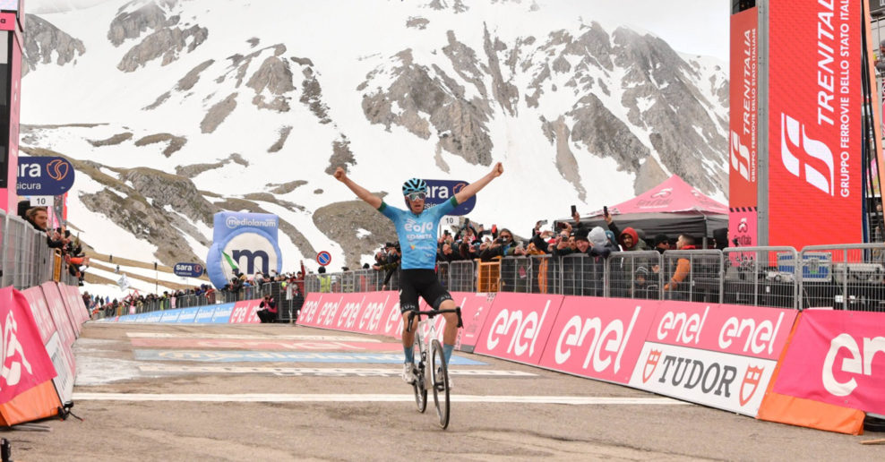 Davide Bais vyhral z úniku horskú etapu Giro d’Italia v Apeninách, druhý skončil Čech Karel Vacek