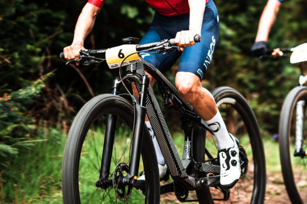 Tom Pidcock pretekal vo Francúzsku na prototype horského bicykla od Pinarella