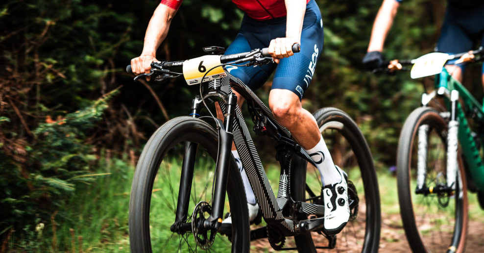 Tom Pidcock pretekal vo Francúzsku na prototype horského bicykla od Pinarella