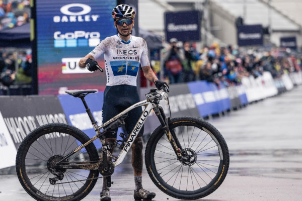 Tom Pidcock vyhral aj napriek pádu Svetový pohár v Novom Měste na Moravě XCO