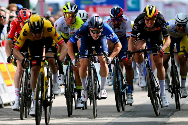 Peter Sagan skončil desiaty v úvodnej etape 4 dní okolo Dunkerque, vyhral Olav Kooij