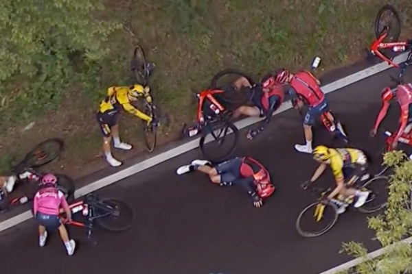 Video: Po hromadnom páde na mokrej ceste na Giro d’Italia končí Tao Geoghegan Hart