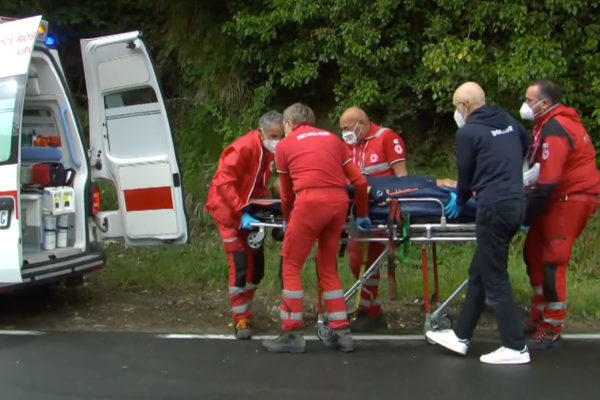 Tao Geoghegan Hart si pri tvrdom páde na Giro d’Italia zlomil bedrový kĺb a musí podstúpiť operáciu