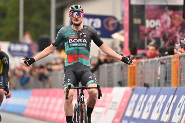 Nico Denz vyhral etapu na Giro d’Italia už po druhýkrát, ružový dres si oblečie Bruno Armirail