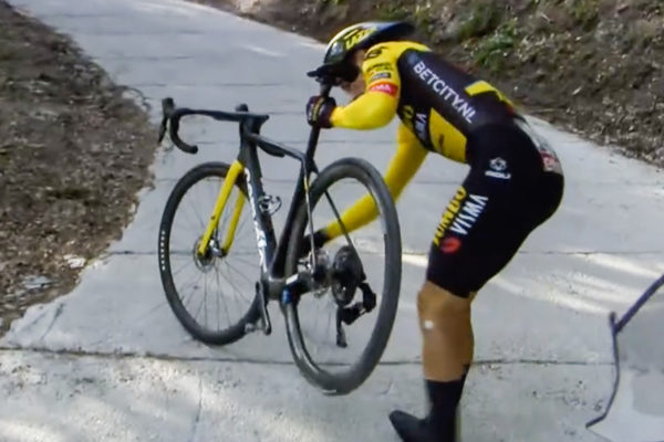 Video: Dramatický moment, keď Rogličovi v horskej časovke na Giro d’Italia spadla reťaz
