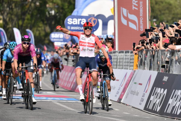 Pelotón dobehol únik tesne pred cieľom a Mads Pedersen sa v šprinte sa konečne dočkal víťazstva na Giro d’Italia