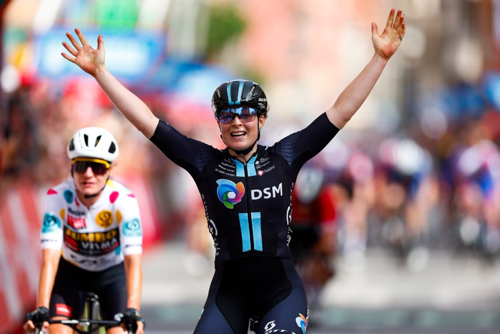 Charlotte Kool vyhrala v šprinte druhú etapu La Vuelta Femenina
