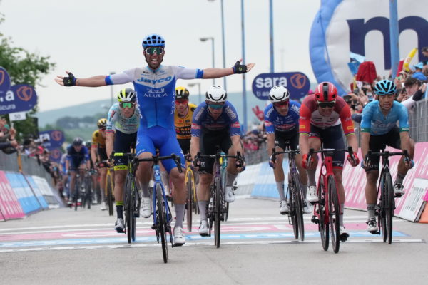 Michael Matthews porazil v šprinte Pedersena a vyhral tretiu etapu Giro d’Italia