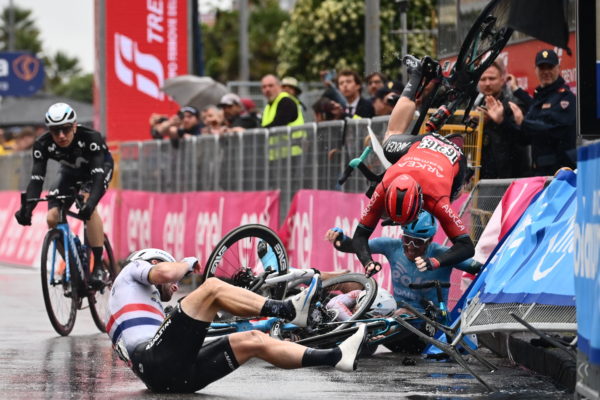 Alberta Daineseho potrestali za nebezpečný šprint a spôsobenie hromadného pádu na Giro d’Italia