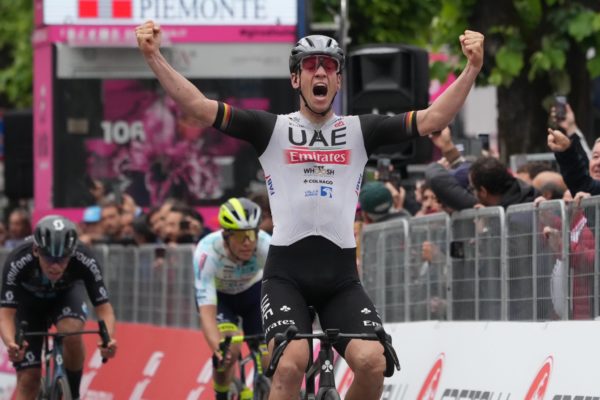 Pascal Ackermann porazil v šprinte Milana o milimetre a vyhral 11. etapu Giro d’Italia
