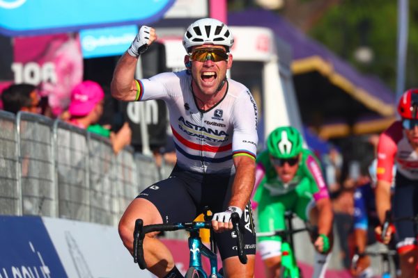 Mark Cavendish vyhral poslednú etapu Giro d’Italia, pred šprintom mu pomohol Geraint Thomas