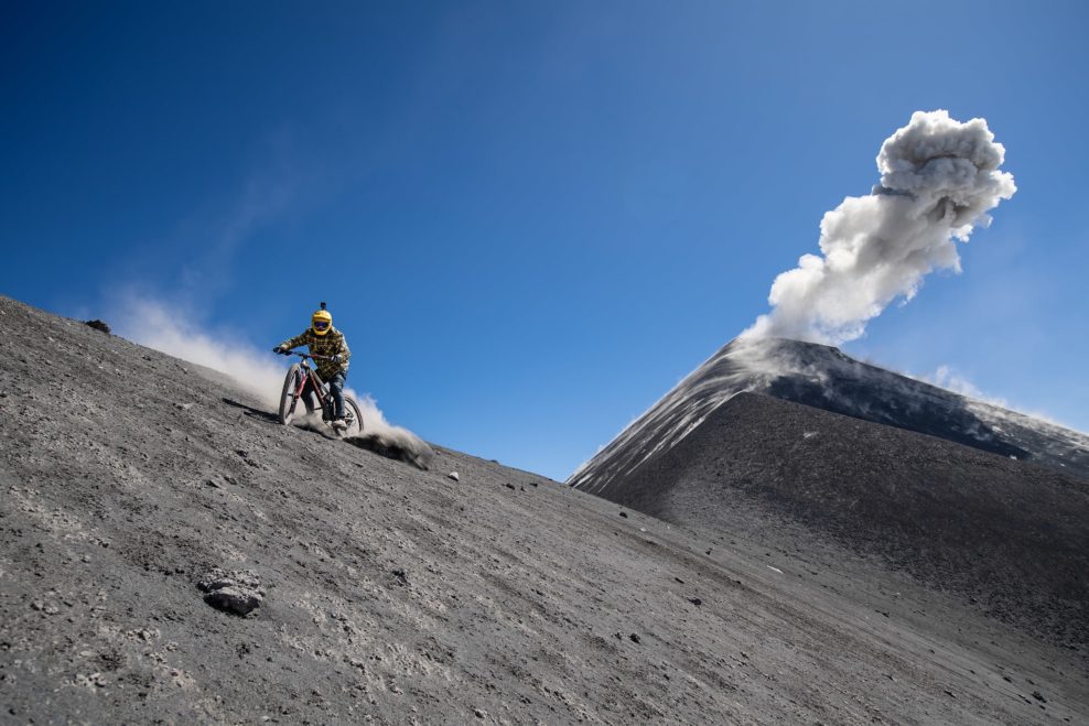 Mus&iacute;te vidieť: Dokument Over The Edge zacht&aacute;va Gaspiho cestu za akt&iacute;vnymi sopkami v Guatemale