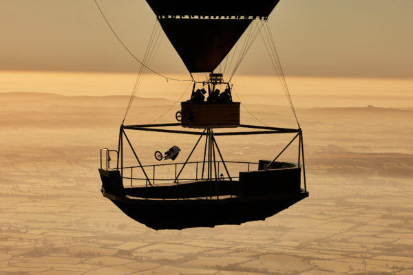 Musíte vidieť: Kriss Kyle jazdí v skateparku zavesenom na gigantickom balóne 600 metrov nad zemou