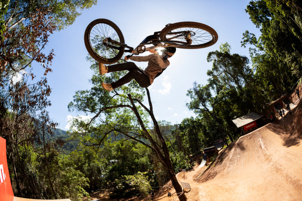 Emil Johansson vyhral slopestyle preteky na Crankworx Cairns a vyrovnal Semenukov rekord