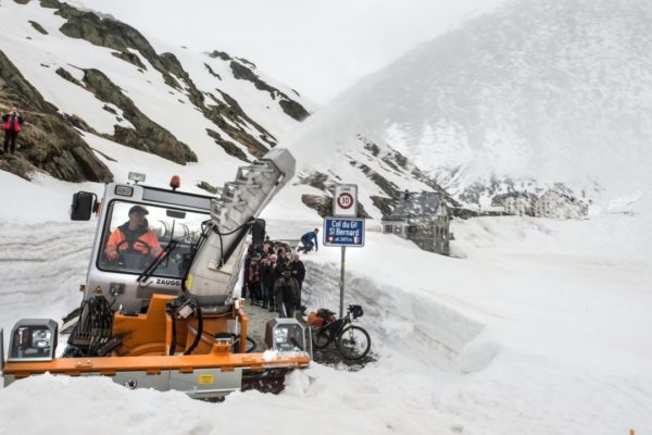 Prechod cez horský priesmyk Grand St Bernard na Giro d’Italia museli zrušiť kvôli silnému sneženiu