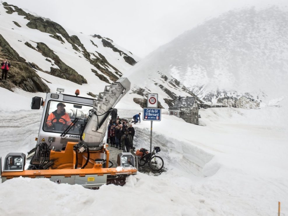 Prechod cez horský priesmyk Grand St Bernard na Giro d’Italia museli zrušiť kvôli silnému sneženiu