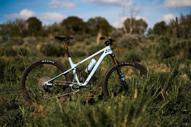 Pivot predstavil nov&yacute; pretek&aacute;rsky XC bicykel Mach 4 SL, ktor&yacute; pon&uacute;ka r&ocirc;zne možnosti zdvihu