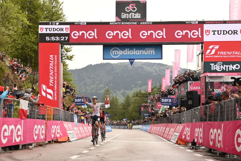 Jo&atilde;o Almeida zdolal v strhuj&uacute;com z&aacute;vere 16. etapy Giro d&acute; Italia Gerainta Thomasa