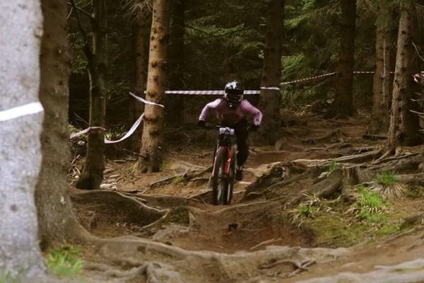 Video: Okoeverywhere Racing prináša pohľad na preteky Czech DH Top on Trail Cup v Koutech nad Desnou
