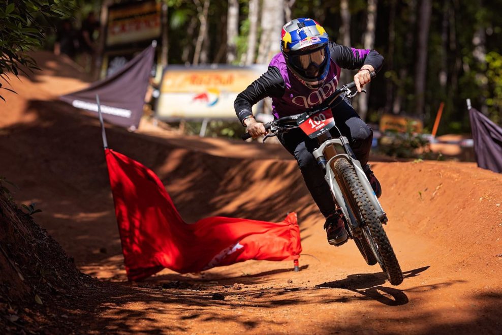 Harriet Burbidge-Smith a Ryan Gilchrist vyhrali dual slalom na Crankworxe v Cairns