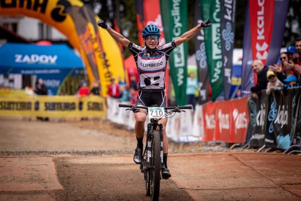 Viktória Chladoňová vyhrala preteky českého pohára XCO, na pódiu aj Milan Húsenica