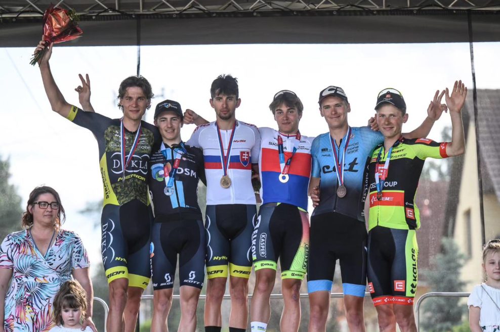 Simon Nagy sa stal majstrom Slovenska v cestnej cyklistike do 23 rokov, v časovke vyhral Martin Jur&iacute;k