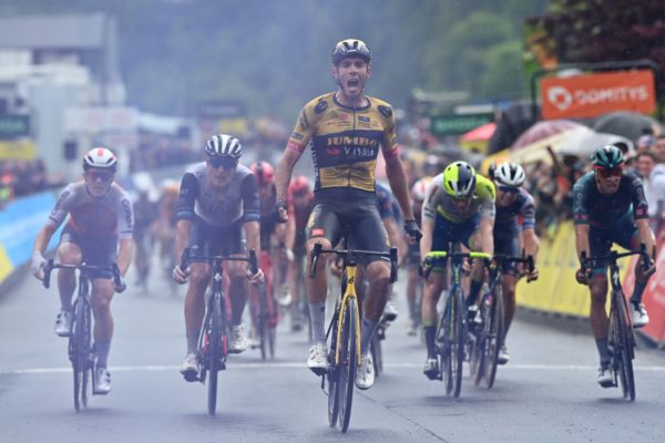 Christophe Laporte vyhral úvodnú etapu Critérium du Dauphiné, pelotón dobehol jazdca z úniku pár metrov pred cieľom