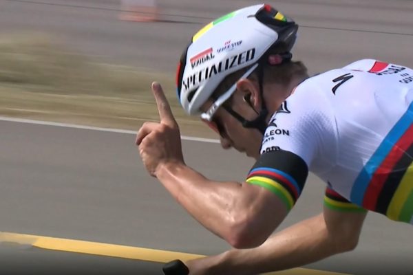 Remco Evenepoel vyhral po 17 km sóle siedmu etapu Okolo Švajčiarska, víťazstvo venoval Ginovi Mäderovi