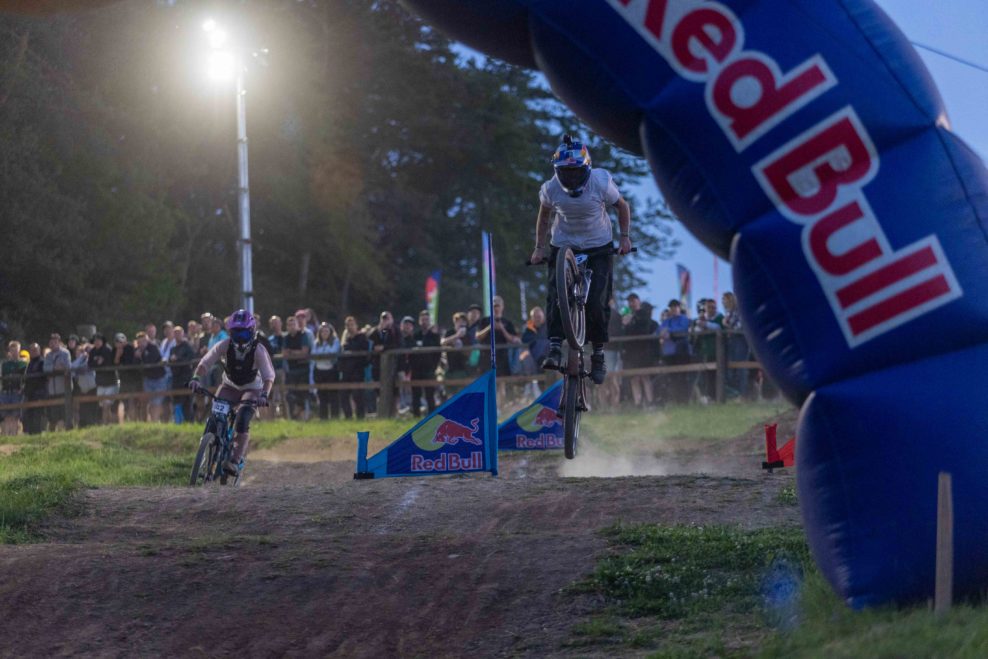 Birell Bikefest 2023: Harriet Burbidge-Smith a Martin L&eacute;bl vyhrali nočn&yacute; dual slalom na Bikefeste (+gal&eacute;ria)