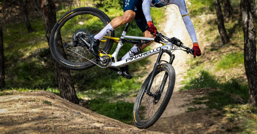 Koľko váži nové pretekárske Pinarello Dogma XC Toma Pidcocka? (detaily, špecifikácia)