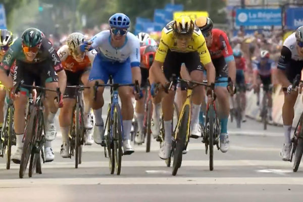 Bennett a Groenewegen dostali trest za zmenu smeru v šprinte na Critérium du Dauphiné (+video)