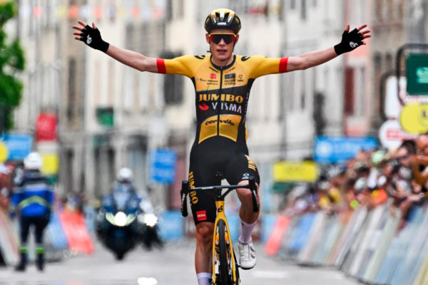 Jonas Vingegaard predviedol krásne 15 km sólo a suverénne vyhral 5. etapu Critérium du Dauphiné