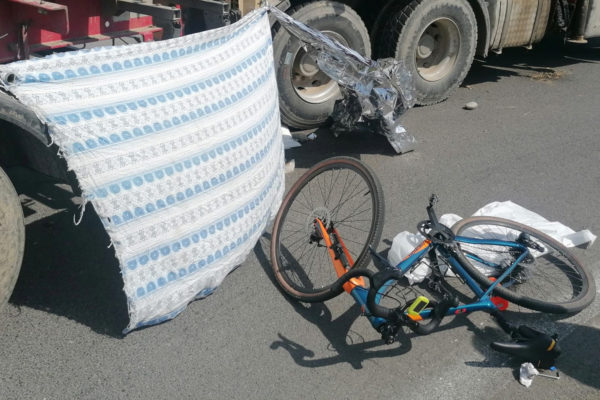 49-ročného cestného cyklistu zachytil kamión návesom, zraneniam na mieste podľahol