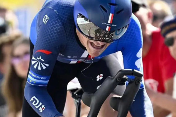 Sagan odštartoval na pretekoch Okolo Švajčiarska. Úvodnú časovku vyhral Küng pred Evenepoelom a Van Aertom