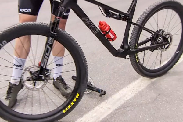 Video: &Scaron;v&eacute;dskemu jazdcovi sa pri &scaron;tarte v Lenzerheide vylomili z r&aacute;mu kľuky aj so stredom