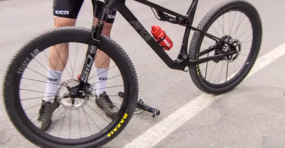 Video: Švédskemu jazdcovi sa pri štarte v Lenzerheide vylomili z rámu kľuky aj so stredom