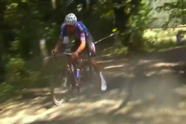 Video: Mathieu van der Poel sa vďaka skvelej technike vyhol pádu na štrku vo vysokej rýchlosti