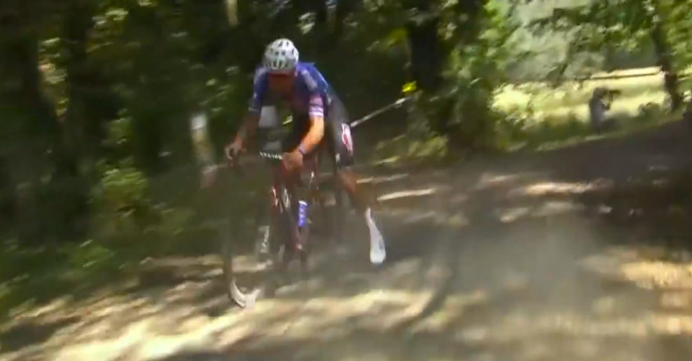 Video: Mathieu van der Poel sa vďaka skvelej technike vyhol pádu na štrku vo vysokej rýchlosti
