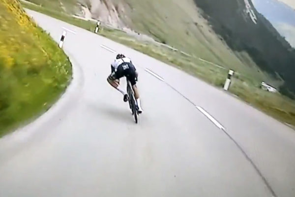 V mieste, kde Gino Mäder spadol, išli jazdci okolo 100 km/h (+video)