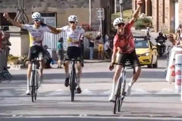 Video: Mladí francúzski cyklisti oslavovali priskoro, jazdec za nimi ich predbehol tesne pred cieľom