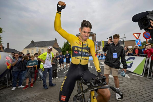 Wout van Aert je belgickým majstrom v časovke, Evenepoel spadol a skončil štvrtý