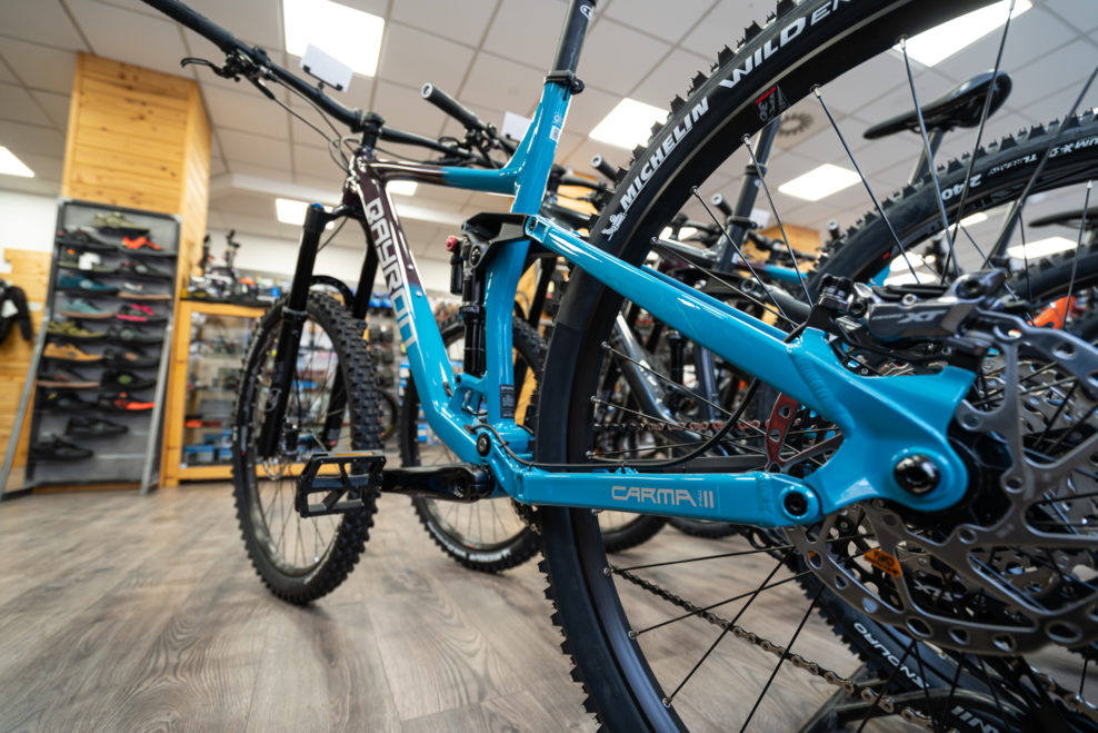 JOY.BIKE prin&aacute;&scaron;a modely QAYRON