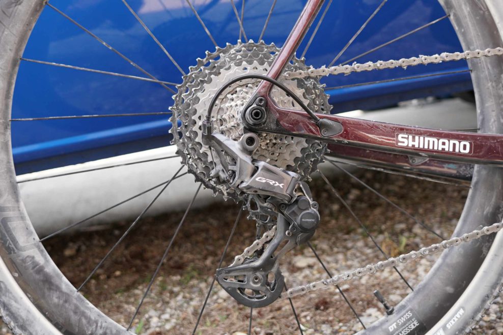 Nov&eacute; gravel radenie Shimano GRX je 12-r&yacute;chlostn&eacute; a m&aacute; &scaron;ir&scaron;&iacute; rozsah prevodov ako SRAM XPLR