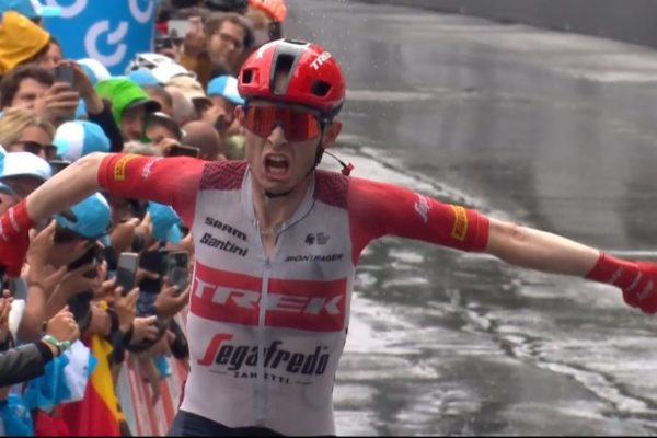 Mattias Skjelmose vyhral horskú tretiu etapu Okolo Švajčiarska, Evenepoel v závere zaostal