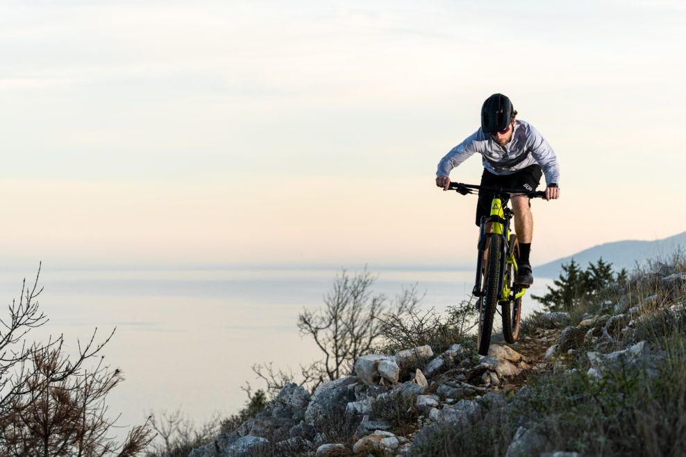 Rabac, to s&uacute; kamenn&eacute; traily pri mori
