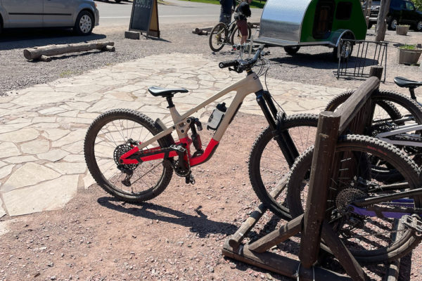 Trek testuje nový prototyp enduro bicykla Slash s upraveným systémom pruženia